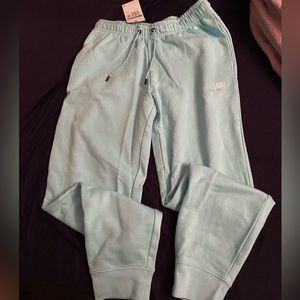 Brand new with tags nike sweatpants size medium!